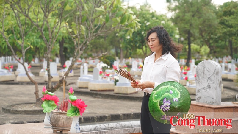 Thứ trưởng Phan Thị Thắng dâng hương tại các phần mộ liệt sĩ