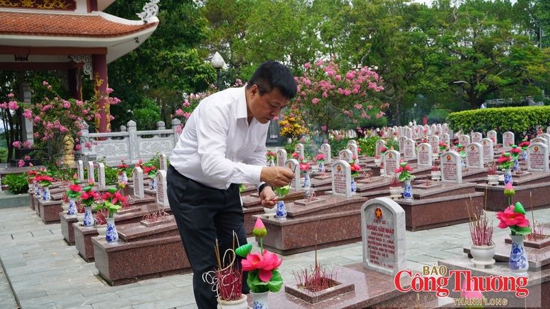 Các thành viên trong đoàn dâng hương các phần một liệt sĩ