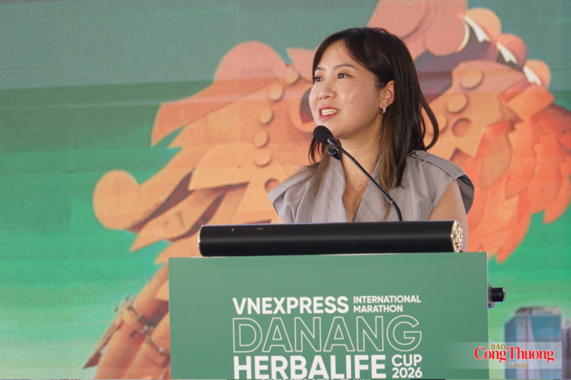 Bà Lê Vân Anh, Đại diện Ban tổ chức giải chạy VnExpress Danang International Marathon Herbalife Cup 2026 phát biểu tại sự kiện