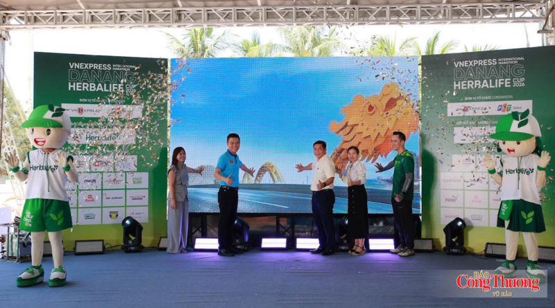Các đại biểu thực hiện nghi thức khai mạc giải chạy VnExpress Danang International Marathon Herbalife Cup 2026