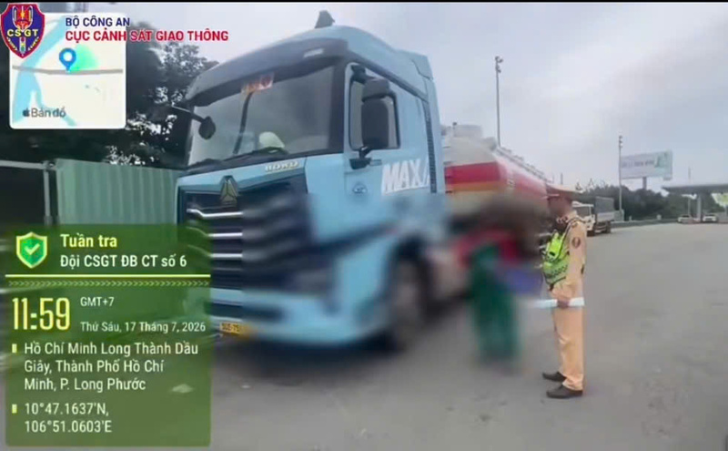 Lực lượng cảnh sát giao thông phưng tiện vi phạm. Ảnh: Cục Cảnh sát giao thông