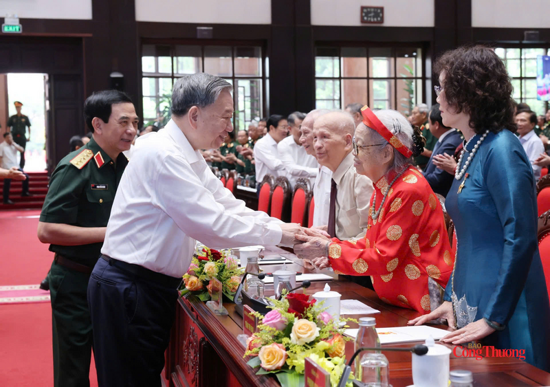 Mẹ Lê Thị Mạnh (áo đỏ) nhận lời thăm hỏi của Tổng Bí thư Tô Lâm tại buổi gặp mặt đại biểu lão thành cách mạng, Mẹ Việt Nam anh hùng, tướng lĩnh quân đội tháng 7/2025. Ảnh NVCC
