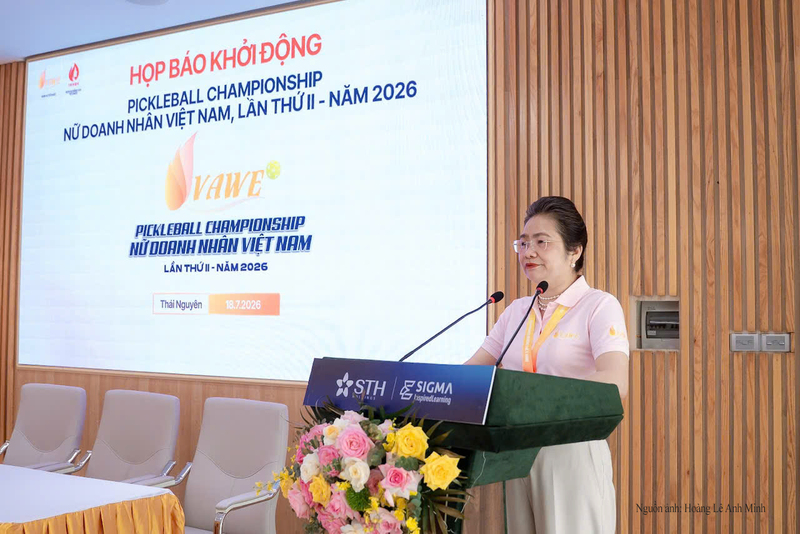 Bà Nguyễn Thị Vinh, Phó chủ tịch Hiệp hội Nữ doanh nhân Việt Nam, Chủ tịch Hội Nữ doanh nhân tỉnh Thái Nguyên – đơn vị đăng cai phát biểu tại họp báo.