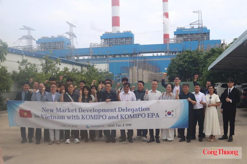Đoàn doanh nghiệp Hàn Quốc chụp hình lưu niệm tại Nhà máy Nhiệt điện Vĩnh Tân 4.