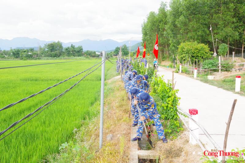 Lực lượng HVHQ nạo vét kênh mương tại khu vực thôn Suối Cá (xã Trung Khánh Vĩnh). Ảnh: Huy Tứ
