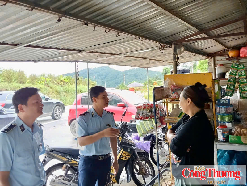 Đội Quản lý thị trường số 1- Chi cục quản lý thị trường tuyên truyền, hướng dẫn các cơ sở kinh doanh hàng hóa thiết yếu chủ động tăng lượng hàng dự trữ tại kho, đại lý và cửa hàng bán lẻ, ưu tiên các khu vực có nguy cơ bị chia cắt do mưa lũ.
