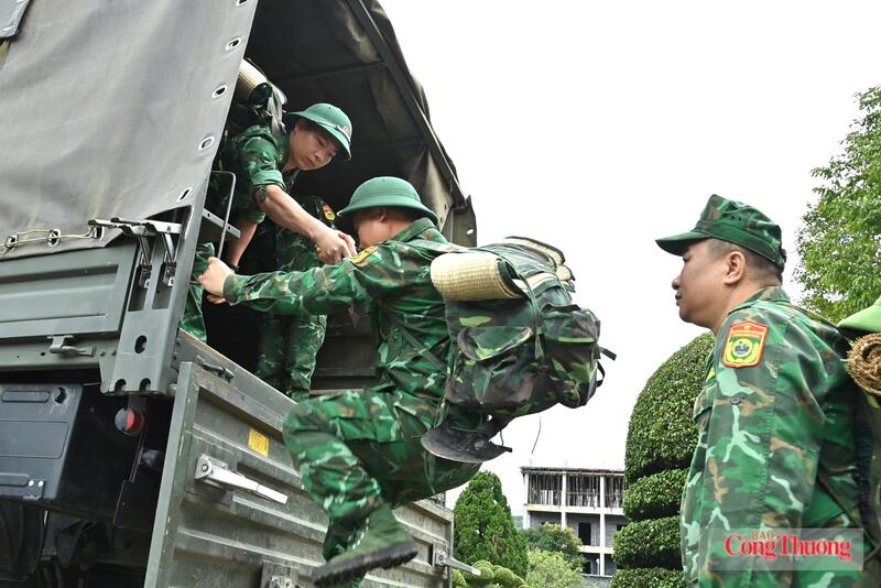 Các chiến sĩ lên đường thực hiện nhiệm vụ.