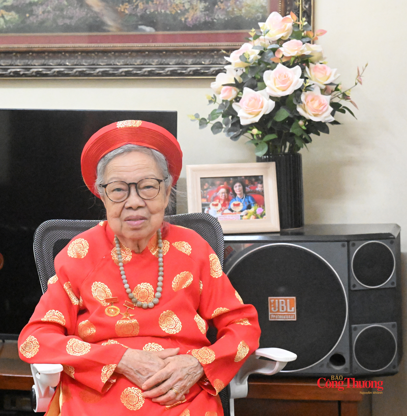 Mẹ Việt Nam anh hùng Lê Thị Mạnh với mái tóc phơi sương bạc trắng theo thời gian, nhưng ký ức về chồng, về con vẫn luôn khắc sâu trong ký ức.