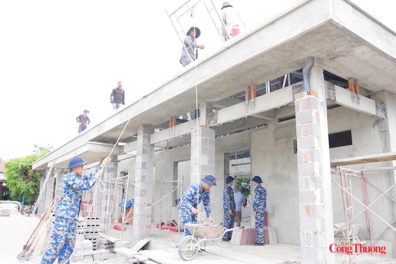 Các học viên phụ giúp xây dựng tại Trường Mầm Non Họa My. Ảnh: Huy Tứ