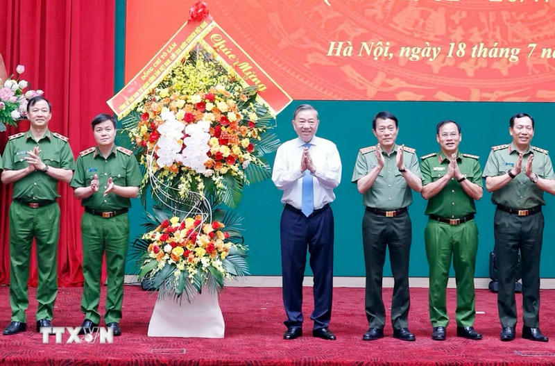 Tổng Bí thư, Chủ tịch nước Tô Lâm tặng hoa chúc mừng lực lượng Cảnh sát nhân dân. Ảnh: Thống Nhất/TTXVN