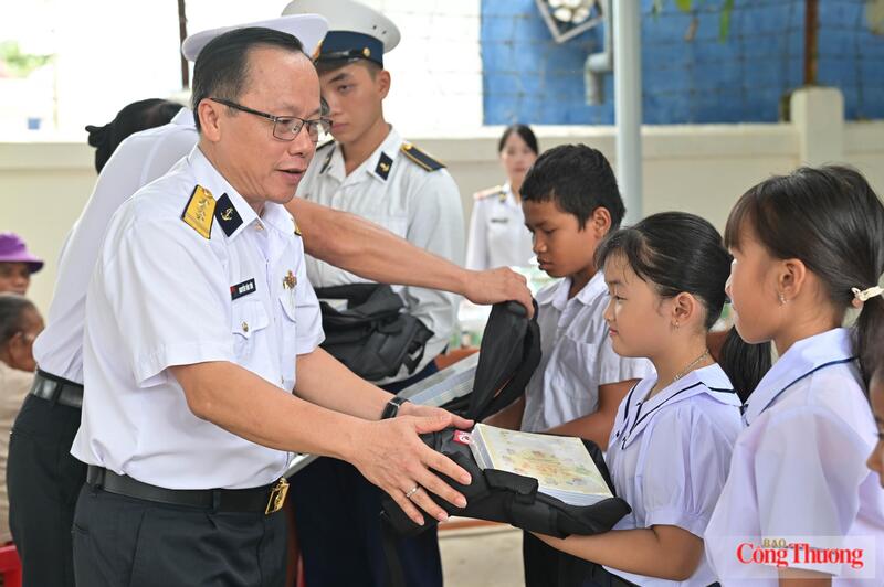 Đại diện Học viện Hải quân trao các phần quà cho các em học sinh. Ảnh: Huy Tứ