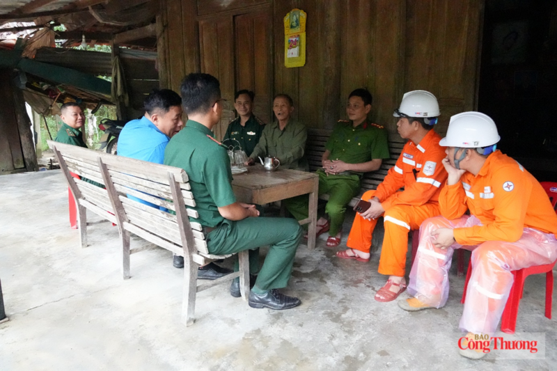 Lực lượng chức năng tiếp cận trực tiếp các chủ rừng để giải quyết bài toán cây cao sinh trưởng nhanh dưới hành lang tuyến. Ảnh: Cao Thảo