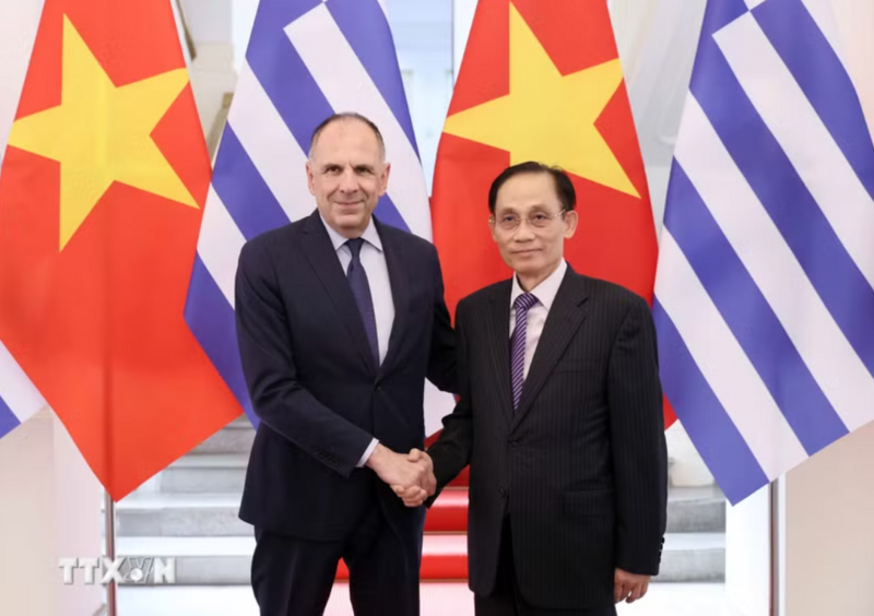 Bộ trưởng Ngoại giao Lê Hoài Trung đón Bộ trưởng Ngoại giao Hy Lạp George Gerapetritis. (Ảnh: An Đăng/TTXVN)