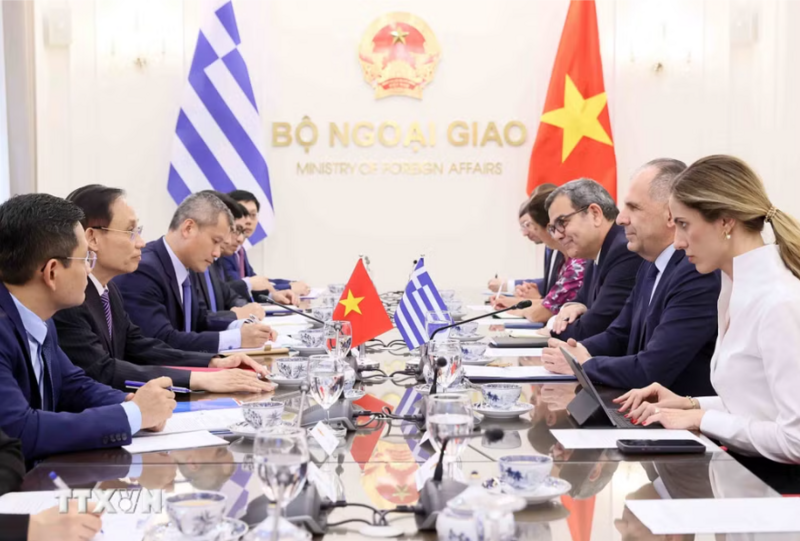 Bộ trưởng Bộ Ngoại giao Lê Hoài Trung hội đàm với Bộ trưởng Ngoại giao Hy Lạp George Gerapetritis. (Ảnh: An Đăng/TTXVN)