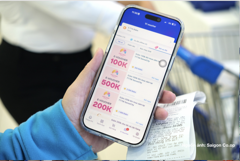 Khách hàng trải nghiệm đổi điểm trên trên ứng dụng Co.op Online.