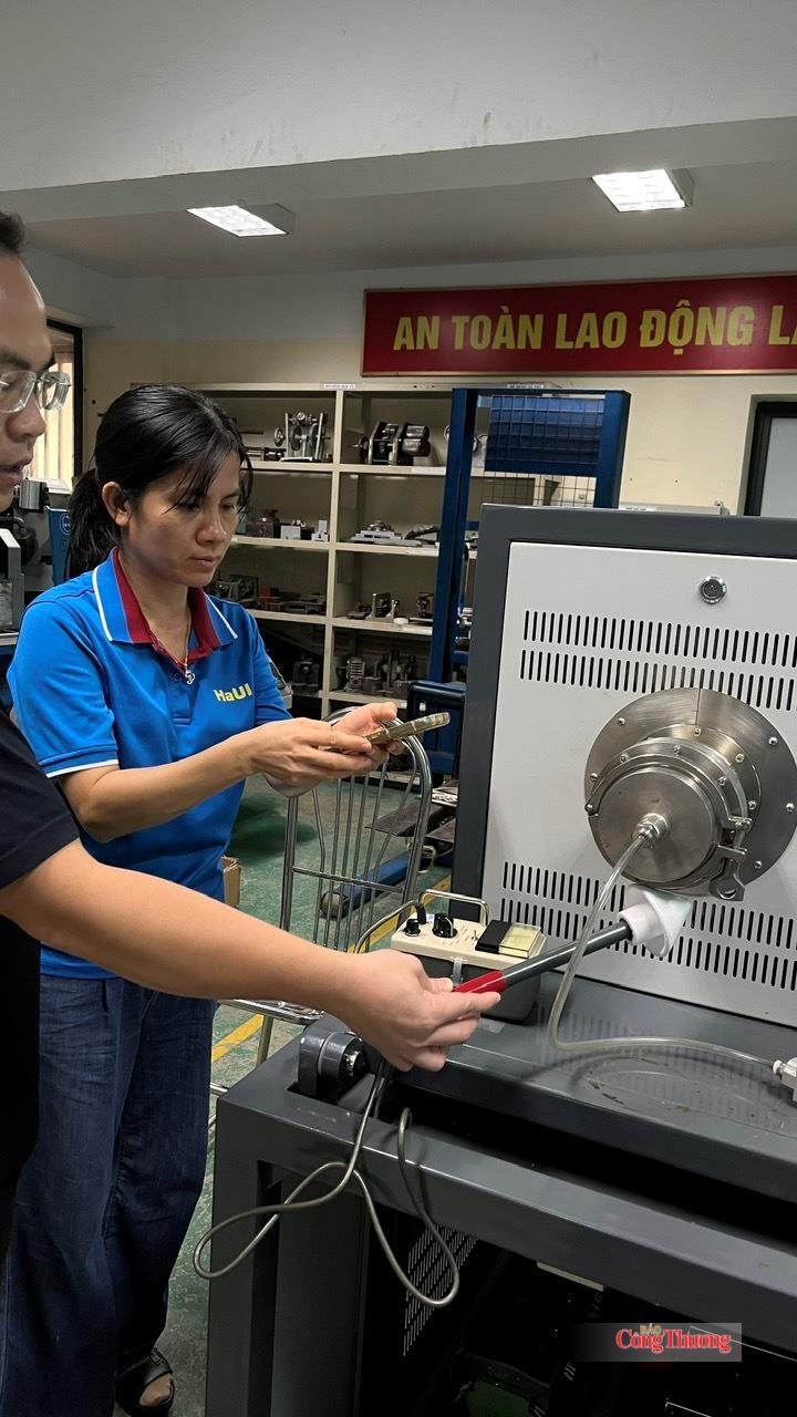 Nghiên cứu thu hồi kẽm trên mô hình. Ảnh: HaUI
