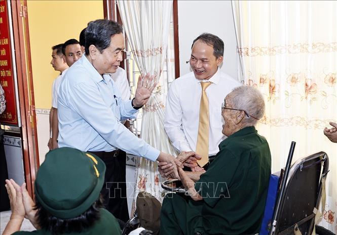 Chủ tịch Quốc hội Trần Thanh Mẫn với thương binh tại Trung tâm điều dưỡng thương binh và người có công Long Đất ở ấp Hải Sơn, xã Long Hải, Thành phố Hồ Chí Minh. Ảnh: Doãn Tấn/TTXVN