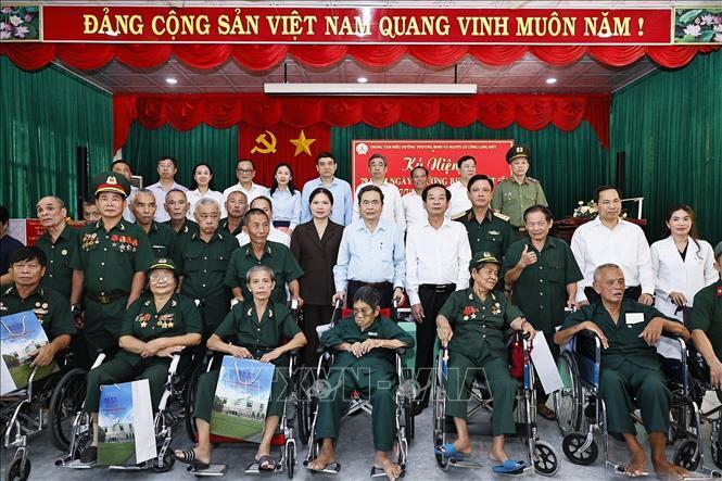 Chủ tịch Quốc hội Trần Thanh Mẫn với đại biểu và thương binh tại Trung tâm điều dưỡng thương binh và người có công Long Đất ở ấp Hải Sơn, xã Long Hải, Thành phố Hồ Chí Minh. Ảnh: Doãn Tấn/TTXVN
