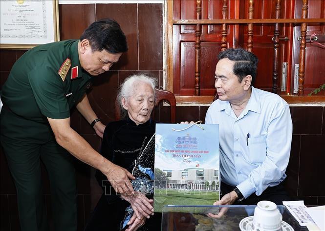 Chủ tịch Quốc hội Trần Thanh Mẫn thăm, tặng quà Mẹ Việt Nam Anh hùng Trần Thị Trinh. Ảnh: Doãn Tấn/TTXVN