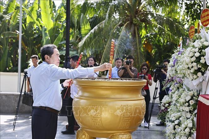 Chủ tịch Quốc hội Trần Thanh Mẫn dâng hương, dâng hoa tại Công viên Tượng đài, Nhà lưu niệm Anh hùng liệt sĩ Võ Thị Sáu. Ảnh: Doãn Tấn/TTXVN