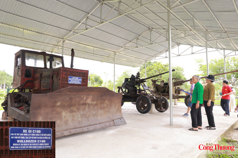 Xe ủi C100, phương tiện được Anh hùng lực lượng vũ trang Uông Xuân Lý điều khiển gạt bom nổ chậm, san lấp hố bom tại Ngã ba Đồng Lộc.