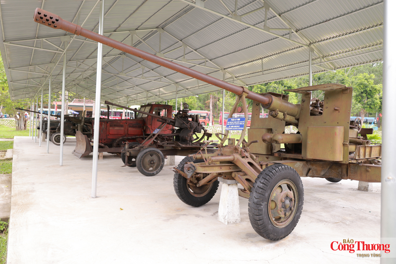 Những khẩu pháo trưng bày tại khu di tích.