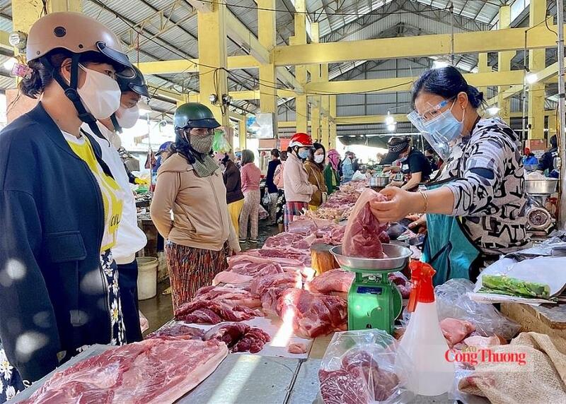 Cơ quan chức năng sẽ siết quản lý an toàn thực phẩm theo chuỗi cung ứng khép kín - Ảnh: Thanh Bình