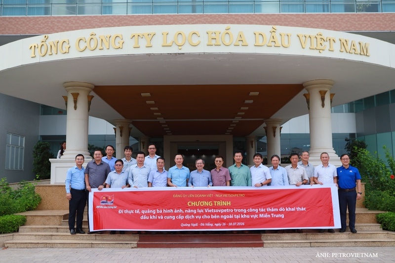 Đoàn công tác Đảng ủy Vietsovpetro tham quan, tìm hiểu hoạt động sản xuất tại NMLD Dung Quất. Ảnh: Petrovietnam