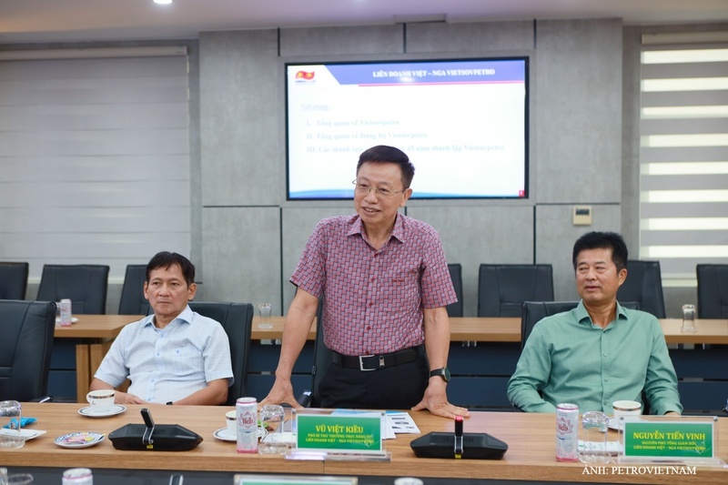Đồng chí Vũ Việt Kiều, Phó Bí thư Thường trực Đảng ủy Vietsovpetro bày tỏ niềm tin vào sự phối hợp, gắn kết giữa hai đơn vị. Ảnh: Petrovietnam
