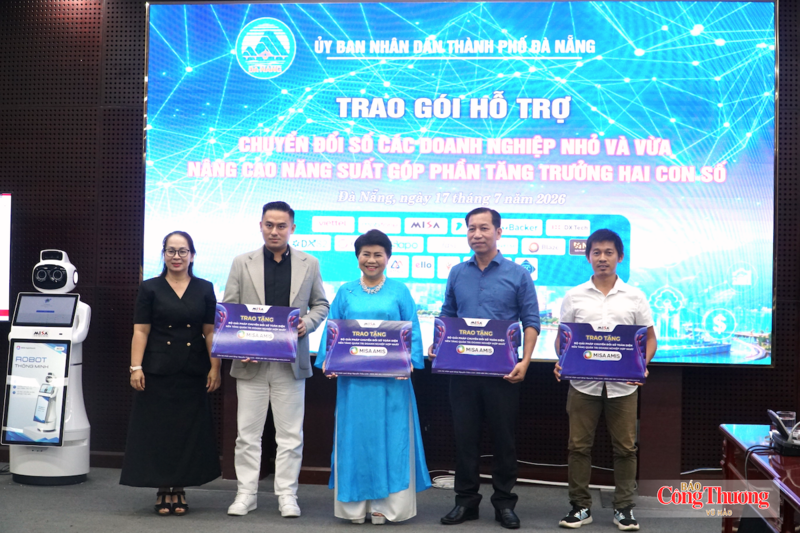 Các doanh nghiệp công nghệ số trao gói hỗ trợ chuyển đổi số cho các doanh nghiệp nhỏ và vừa Đà Nẵng tại Hội nghị triển khai chính sách hỗ trợ chuyển đổi số các doanh nghiệp nhỏ và vừa nâng cao năng suất góp phần tăng trưởng hai con số TP. Đà Nẵng ngày 17/7