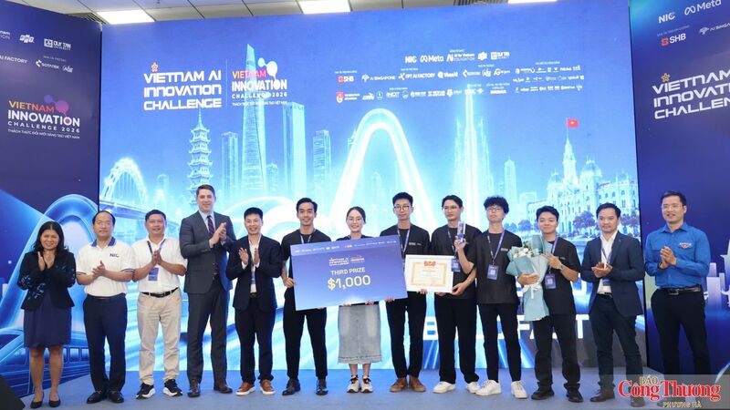 Các đội lên nhận giải thưởng chiến thắng vòng chung kết.