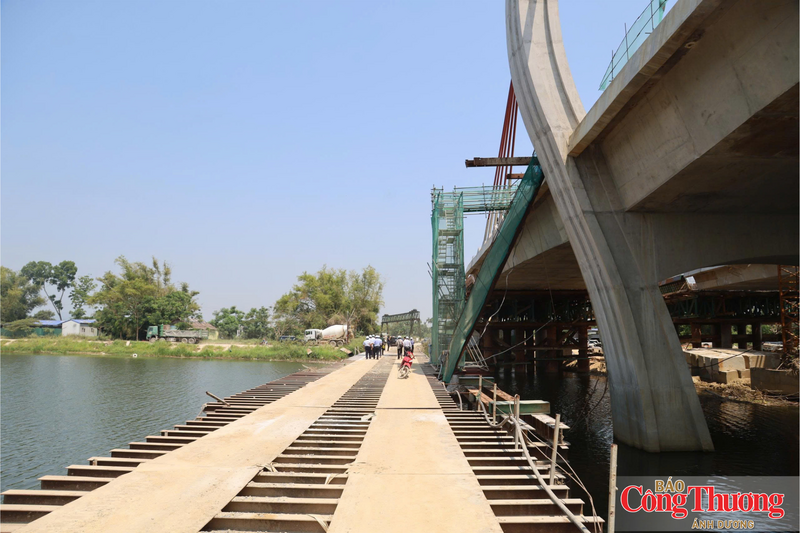 Thiếu nguyên vật liệu, vướng thủ tục hành chính hay giải phóng mặt bằng... chính là những điểm nghẽn lớn nhất khiến các công trình trọng điểm chậm tiến độ