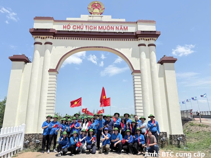 Đoàn Thanh niên Bộ Công Thương tại Di tích quốc gia đặc biệt Đôi bờ Hiền Lương - Bến Hải.