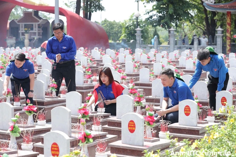 Đoàn Thanh niên Bộ Công Thương dâng hương lên các phần mộ cùa các anh hùng liệt sĩ đã ngã xuống vì nền độc lập của Tổ quốc