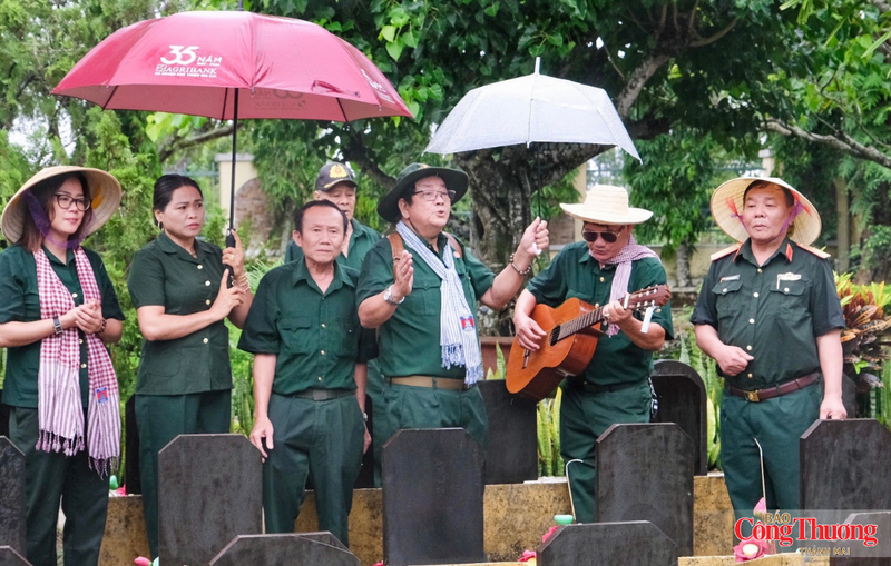 Mỗi mùa tháng Bảy, những người lính năm xưa, thân nhân liệt sỹ và các thế hệ hôm nay lại tìm về các nghĩa trang liệt sĩ để tri ân những người đã ngã xuống.