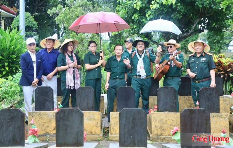Người tóc bạc, người mang thương tật chiến tranh, sức khỏe không còn như trước. Nhưng cứ đến những dịp tri ân, họ lại tìm về các nghĩa trang liệt sĩ, nơi đồng đội mình đang yên nghỉ.