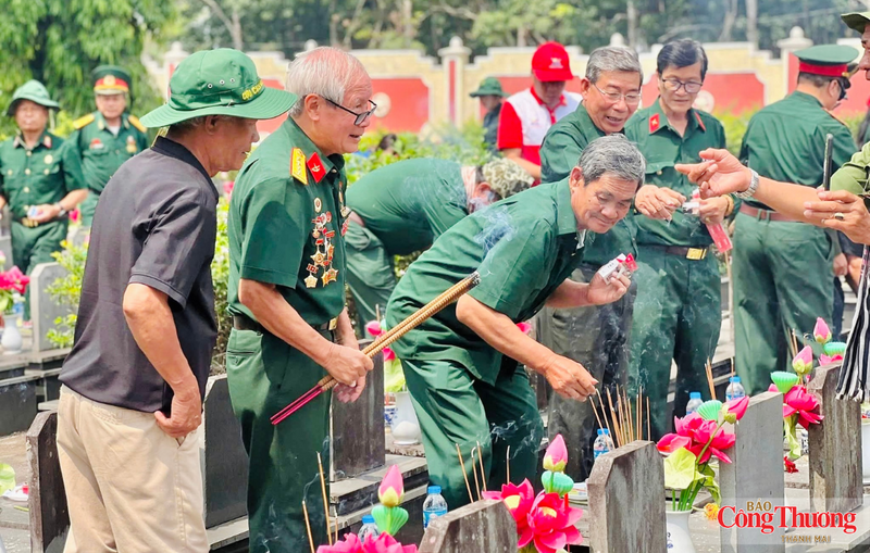 Hình ảnh các cựu quân tình nguyện Việt Nam năm xưa trở lại thăm đồng đội.
