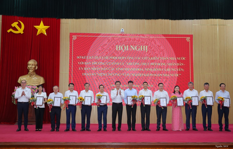 Lãnh đạo Kiểm toán nhà nước trao Kỷ niệm chương Vì sự nghiệp Kiểm toán nhà nước cho các cá nhân có nhiều đóng góp đối với sự phát triển của ngành.