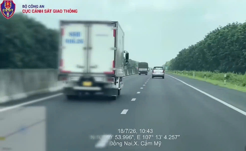 Trường hợp xe tải cố tình "bám làn trái", đi không đúng làn đường trên cao tốc Phan Thiết - Dầu Giây. Ảnh: Cục Cảnh sát giao thông