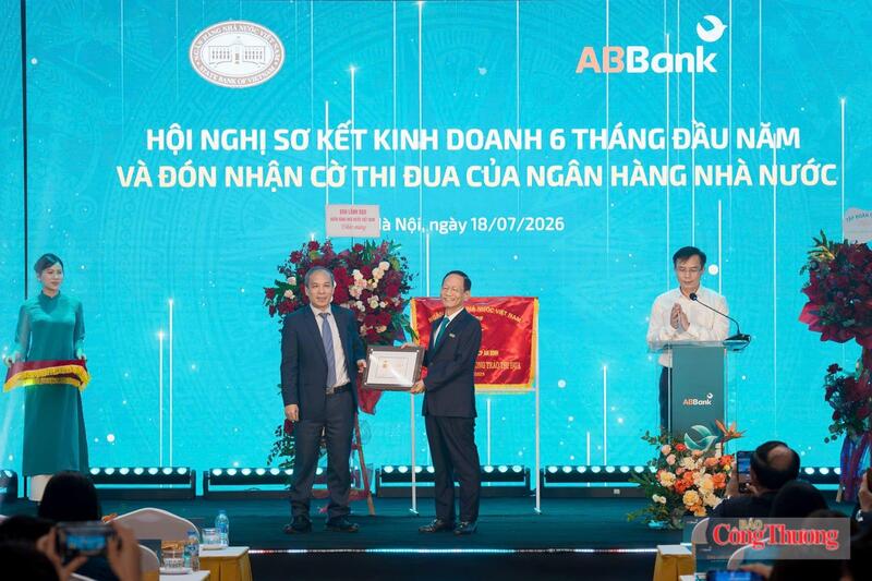 Ông Vũ Văn Tiền - Chủ tịch HĐQT ABBank nhận Kỷ niệm chương “Vì sự nghiệp Ngân hàng Việt Nam.