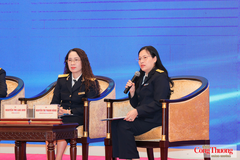 Bà Nguyễn Thị Thanh Hằng (bên phải), Trưởng Ban Chính sách về hóa đơn điện tử (Cục Thuế)