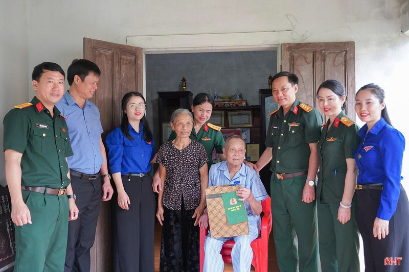 Trong khuôn khổ chương trình, Ban Tổ chức đến thăm, trao quà cho ông Trần Thoại (sinh năm 1935) - chiến sĩ chống Pháp (trú thôn Hồng Vượng, xã Can Lộc).