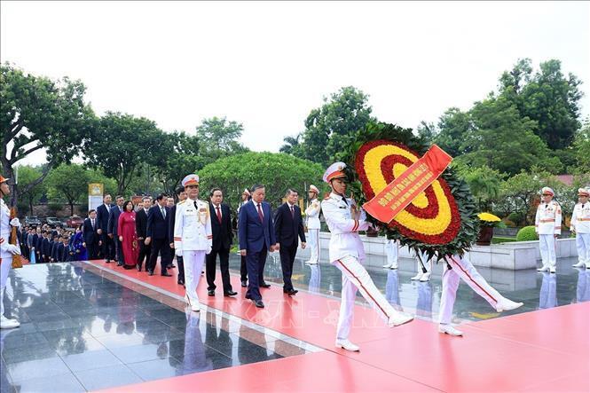 Đoàn đại biểu Ban Chấp hành Trung ương Đảng đến đặt vòng hoa tại Đài tưởng niệm các Anh hùng liệt sĩ trên đường Bắc Sơn, Hà Nội. Ảnh: Tuấn Anh/TTXVN