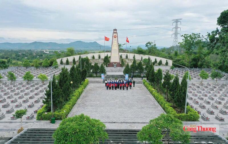 Hướng tới kỷ niệm 79 năm Ngày Thương binh - Liệt sĩ (27/7/1947 - 27/7/2026), các cấp cơ sở Đoàn trên địa bàn toàn tỉnh Hà Tĩnh đã đồng loạt triển khai nhiều hoạt động thiết thực, ý nghĩa nhằm tri ân các anh hùng liệt sĩ, thương binh, bệnh binh, Mẹ Việt Nam anh hùng, gia đình chính sách và người có công với cách mạng.