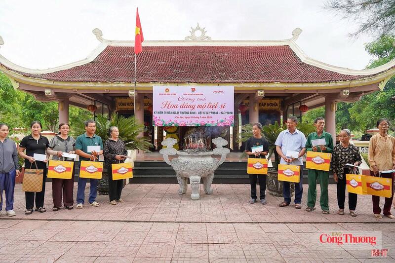 Ngay từ những ngày giữa tháng 7, không khí tri ân đã lan tỏa sôi nổi khắp các địa phương. Tại các nghĩa trang liệt sĩ, nhà bia ghi danh tưởng niệm, hàng ngàn lượt đoàn viên, thanh niên đã hào hứng tham gia các buổi lao động tình nguyện. Trong ảnh: Tỉnh đoàn Hà Tĩnh, Bộ CHQS tỉnh và Viettel Hà Tĩnh phối hợp tổ chức chương trình "Hoa dâng mộ liệt sĩ" năm 2026 tại Nghĩa trang liệt sĩ xã Can Lộc.
