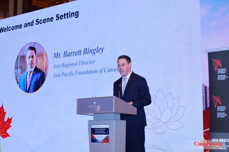 Ông Barrett Bingley, Giám đốc Khu vực châu Á của Quỹ Châu Á - Thái Bình Dương Canada (APF Canada), phát biểu tại phiên khai mạc Diễn đàn