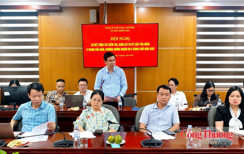 Đại diện một số Chi bộ trực thuộc Đảng bộ Bộ Công Thương tham gia tham luận tại hội nghị.