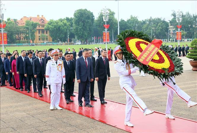 Đoàn đại biểu  Ban Chấp hành Trung ương Đảng đến đặt vòng hoa và vào Lăng viếng Chủ tịch Hồ Chí Minh. Ảnh: An Đăng/TTXVN
