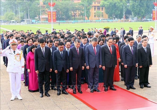 Đoàn đại biểu Ban Chấp hành Trung ương Đảng đến đặt vòng hoa và vào Lăng viếng Chủ tịch Hồ Chí Minh. Ảnh: An Đăng/TTXVN