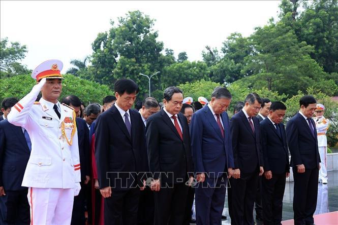 Đoàn đại biểu Ban Chấp hành Trung ương Đảng đến đặt vòng hoa tại Đài tưởng niệm các Anh hùng liệt sĩ trên đường Bắc Sơn, Hà Nội. Ảnh: Tuấn Anh/TTXVN